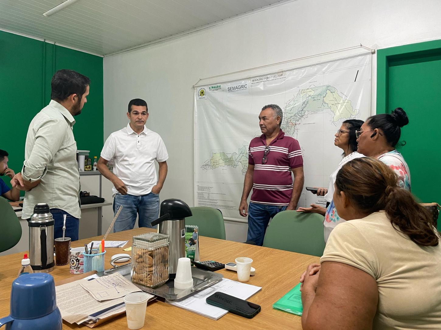 Vereador Adalto de Bandeirantes discute manutenção de estradas rurais com secretário Rodrigo na Semagric