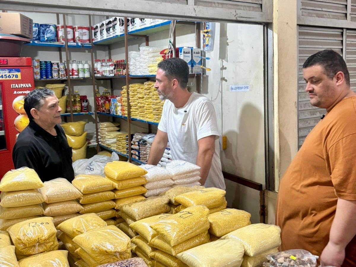 Vereador Thiago Tezzari acompanha conclusão da nova rede elétrica do Mercado Central ao lado do prefeito da capital