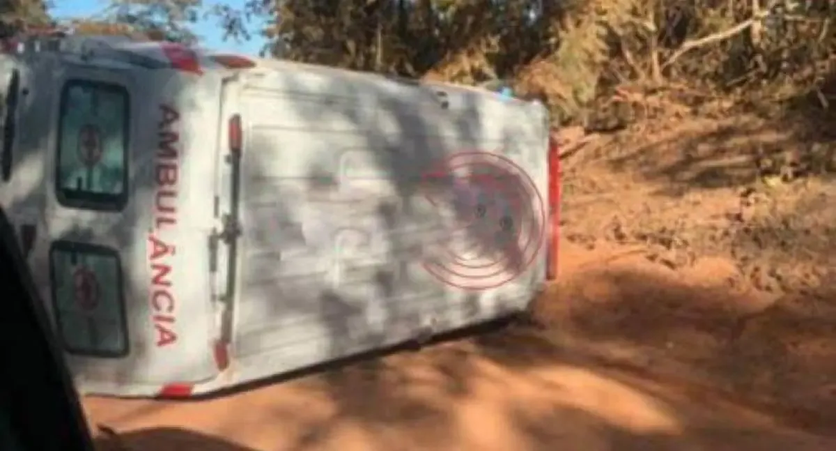 Ambulância tomba ao desviar de motoqueiro na Zona Rural de RO