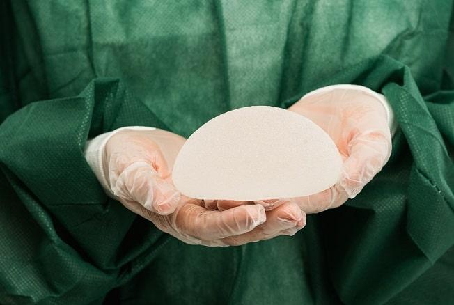 Anvisa suspende próteses mamárias e glúteas de fabricante chinês após identificar 47 irregularidades graves