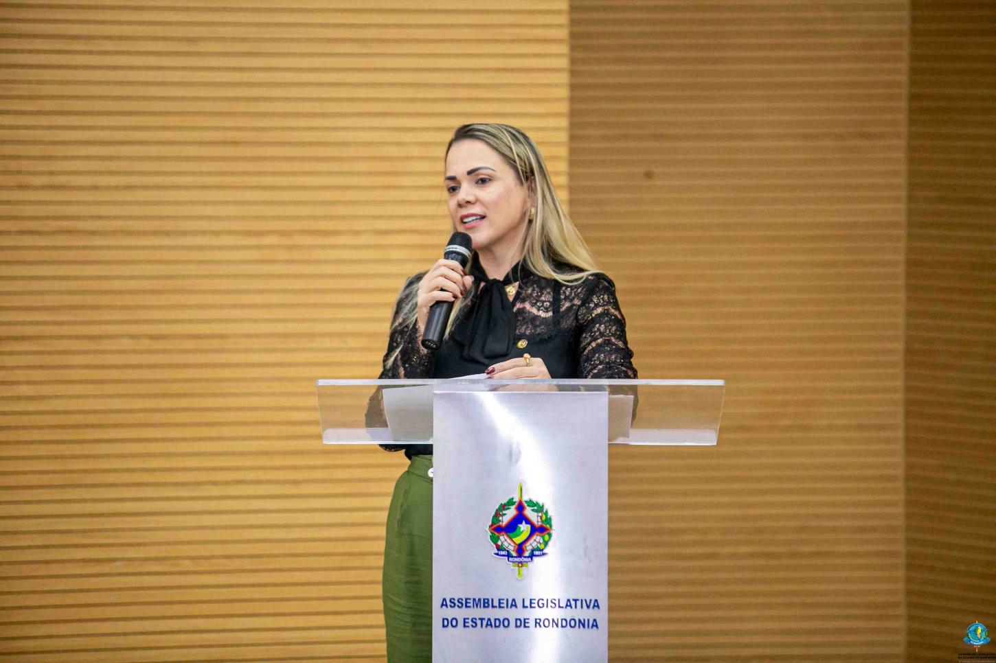 Cláudia de Jesus solicita construção de quadra poliesportiva na escola Cora Coralina, em Ji-Paraná