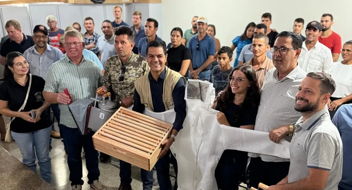 Deputado Cássio Gois entrega kits apícolas em Rolim de Moura no Dia do Agricultor