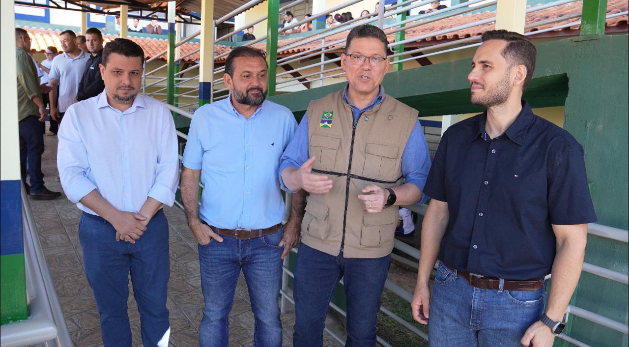 Deputado Laerte Gomes acompanha inauguração de passarela no IEE Marechal Rondon, em Ji-Paraná.
