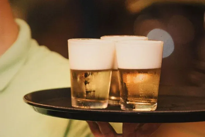 Homem morre após passar um mês se alimentando exclusivamente de cerveja na Tailândia