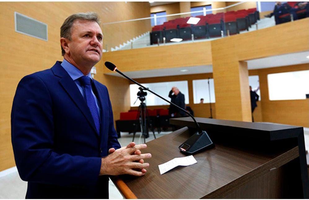 Luizinho Goebel cobra reforma de escola e conclusão de quadra coberta em distrito de Presidente Médici