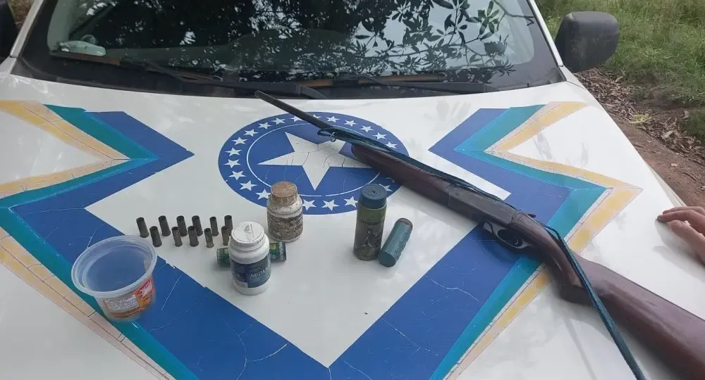 Mandado de prisão leva à apreensão de arma e munições em Rondônia