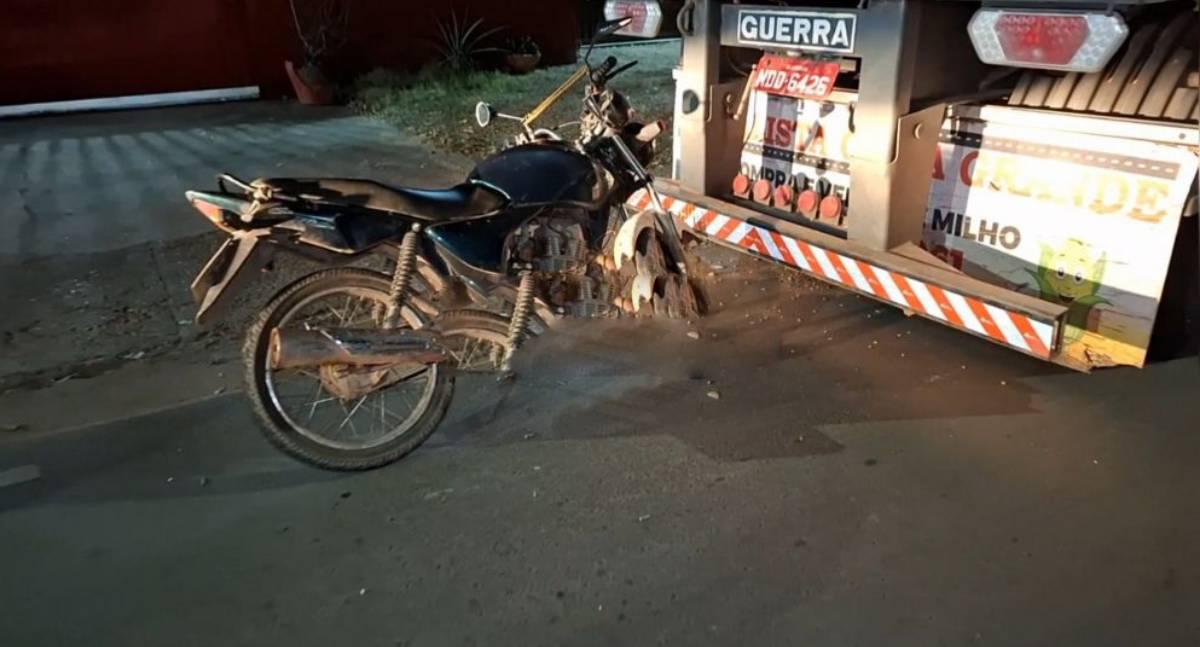 Motociclista fica ferido após colidir contra carreta estacionada em Ji-Paraná