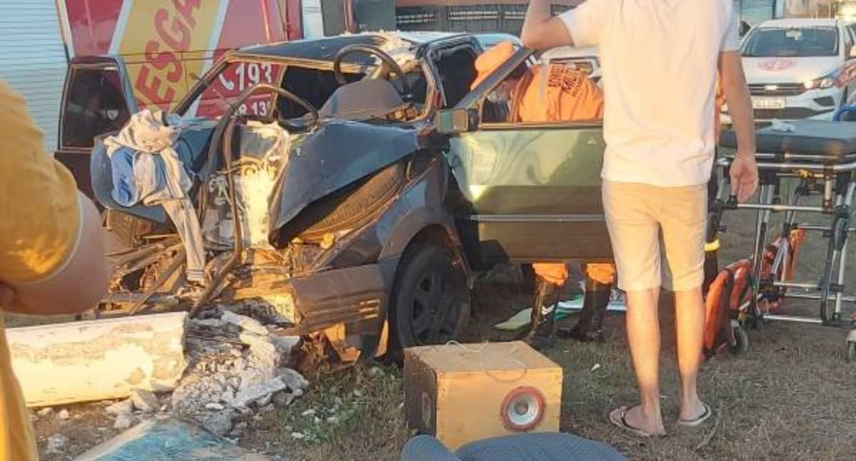 Motorista fratura ambas as pernas em acidente com poste na BR-364