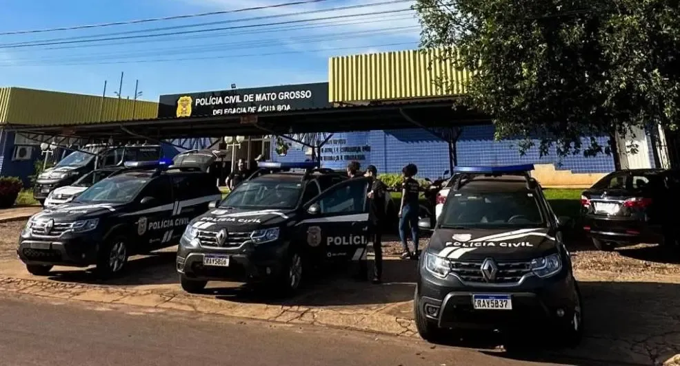 Namorada de adolescente que matou pais e irmão é apreendida por incentivo ao crime e por planejar assassinar a própria mãe