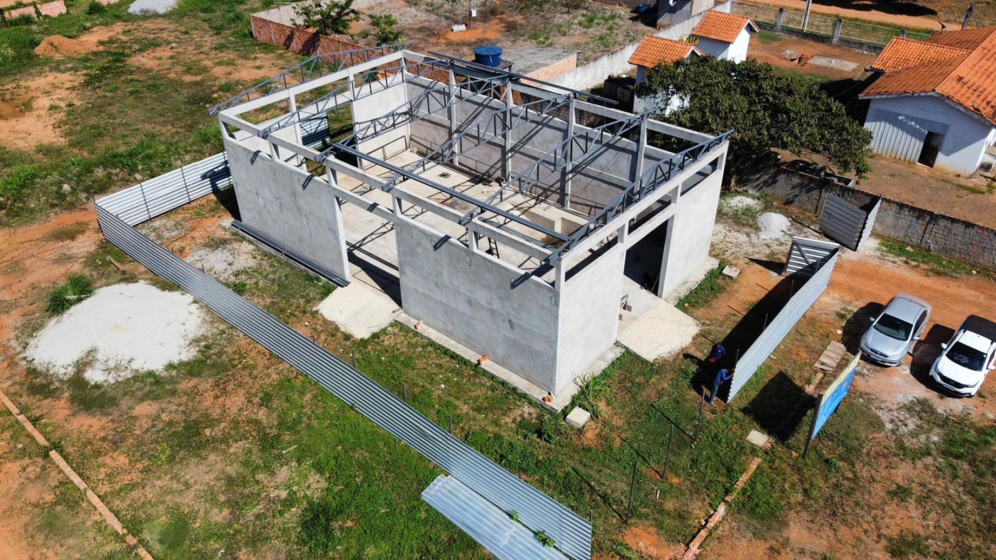 Obras do galpão da fábrica de bloquetes retornam em Nova Califórnia graças à luta do vereador Márcio Pacele