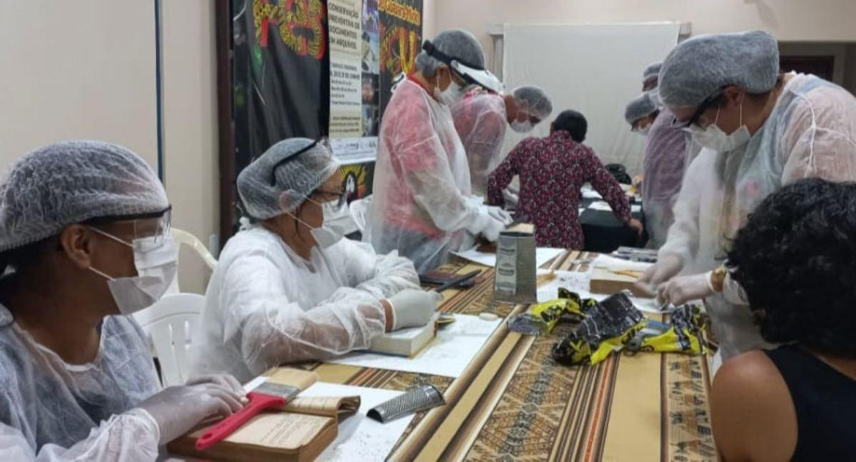 Oficina de conservação de documentos fortalece memória cultural em Guajará-Mirim