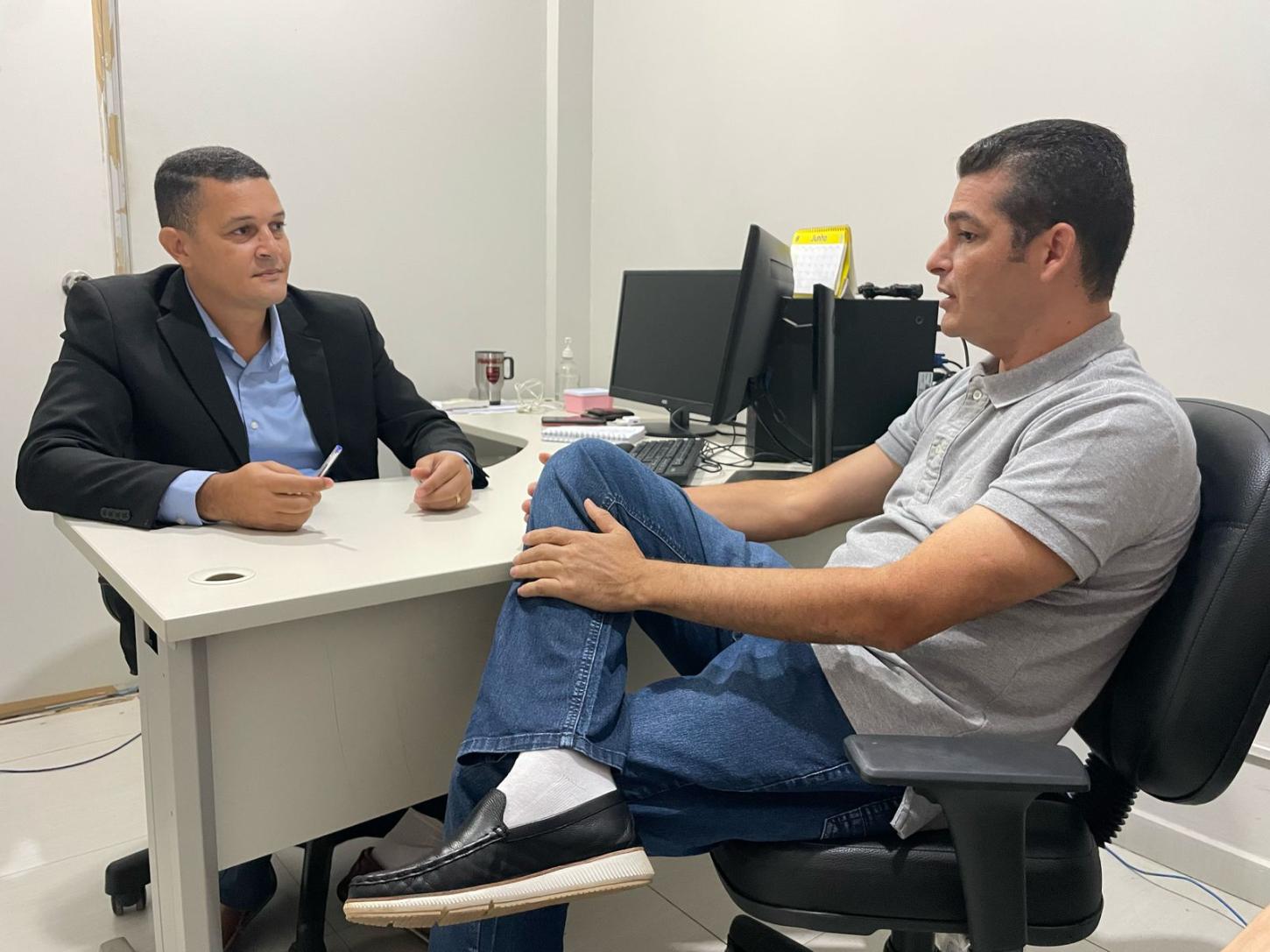 Vereador Adalto de Bandeirantes visita SEMED para discutir transporte Escolar na Zona Rural da Capital