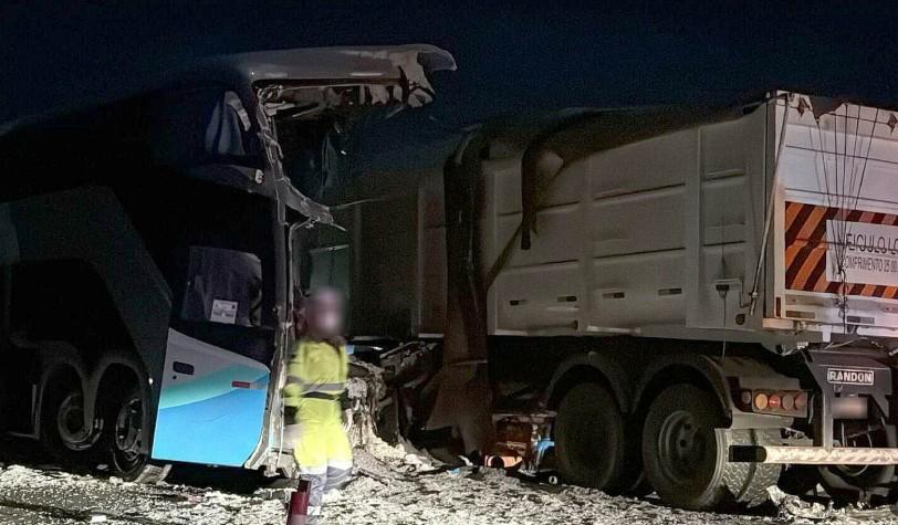 Colisão entre carreta e ônibus de turismo deixa 11 mortos e 46 feridos no Mato Grosso