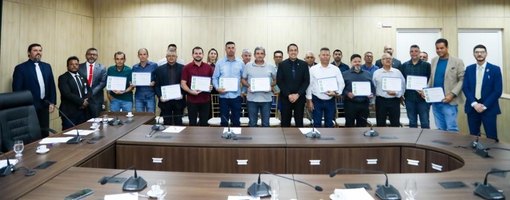 Deputado Eyder Brasil concede voto de louvor a técnicos industriais de Rondônia