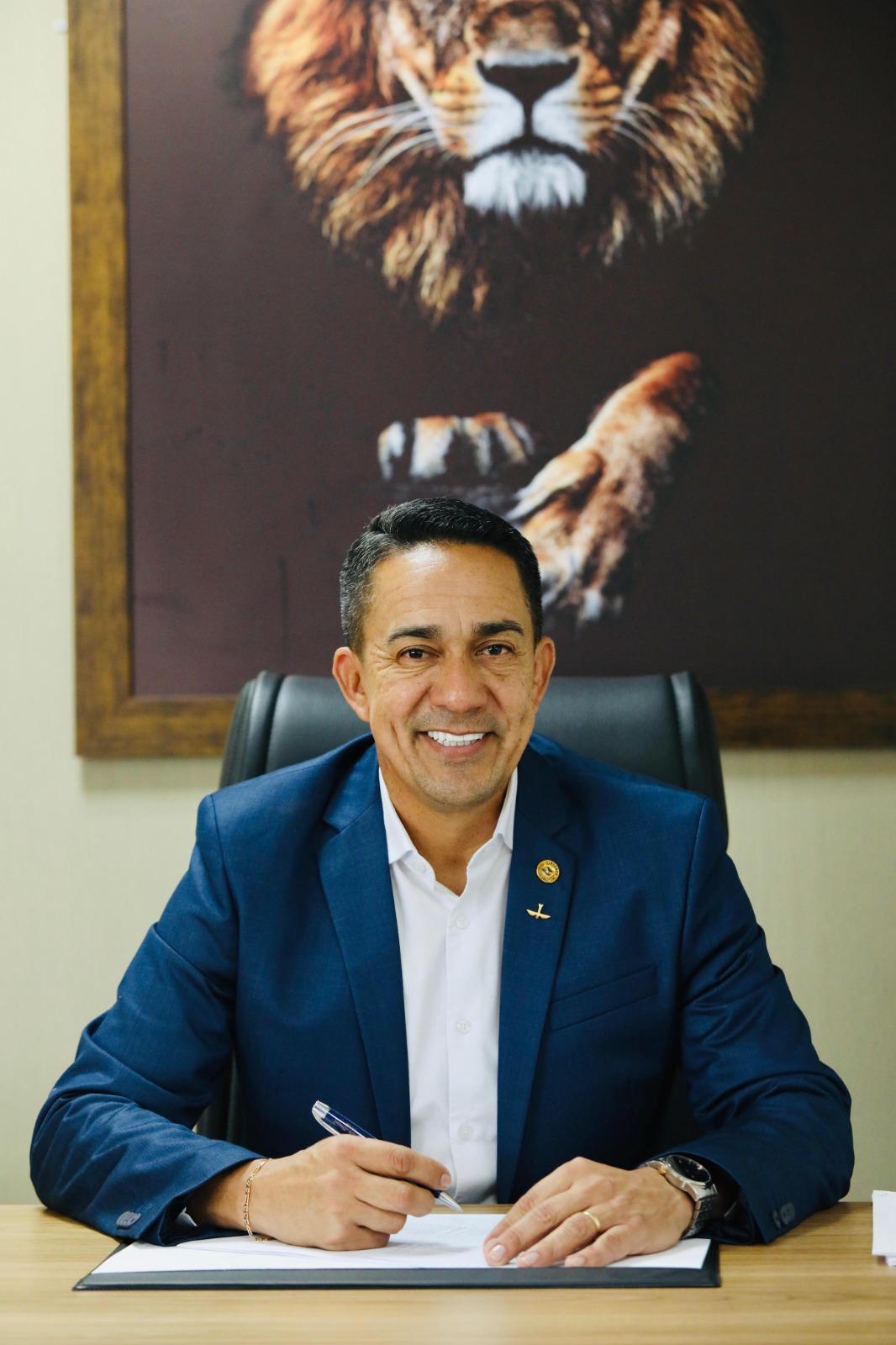 Eyder Brasil garante prorrogação de benefício a policiais militares que atuam nos Colégios Tiradentes