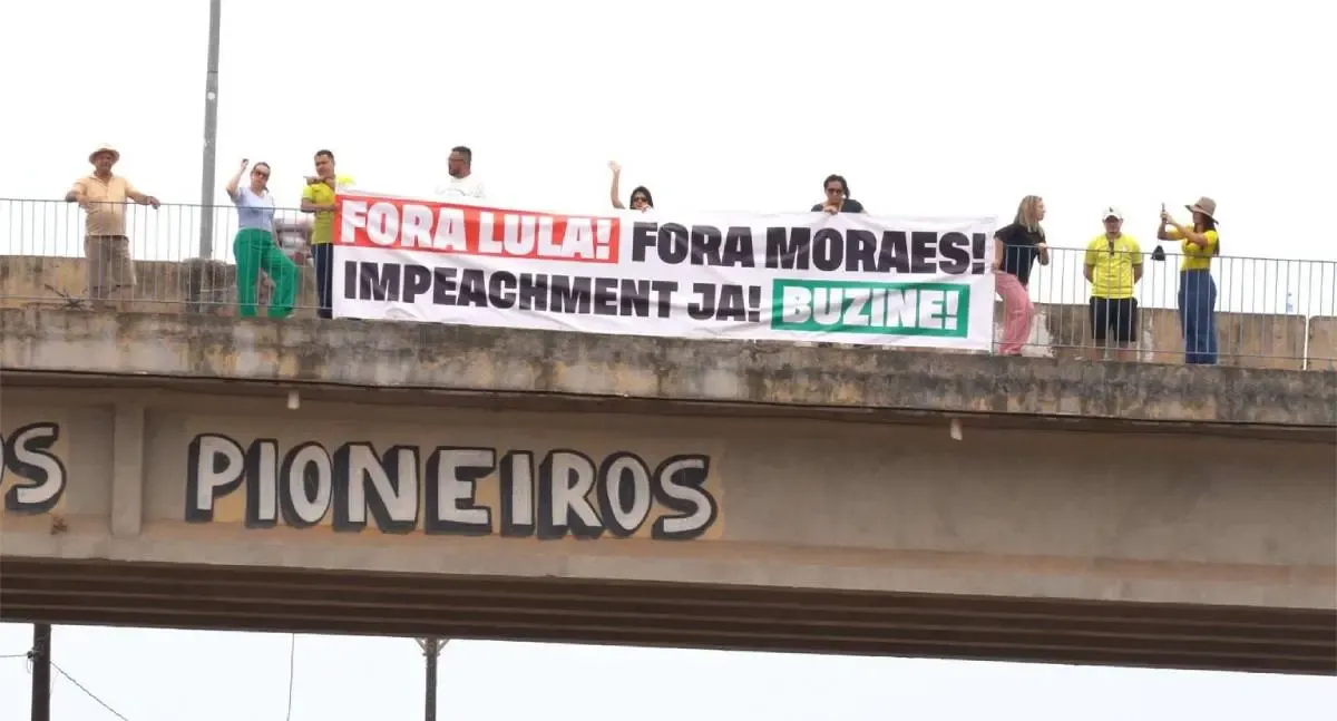 “Fora Lula, Fora Moraes, Impeachment Já”, diz a faixa segurada pela vereadora Sofia Andrade e apoiadores na Avenida Jorge Teixeira