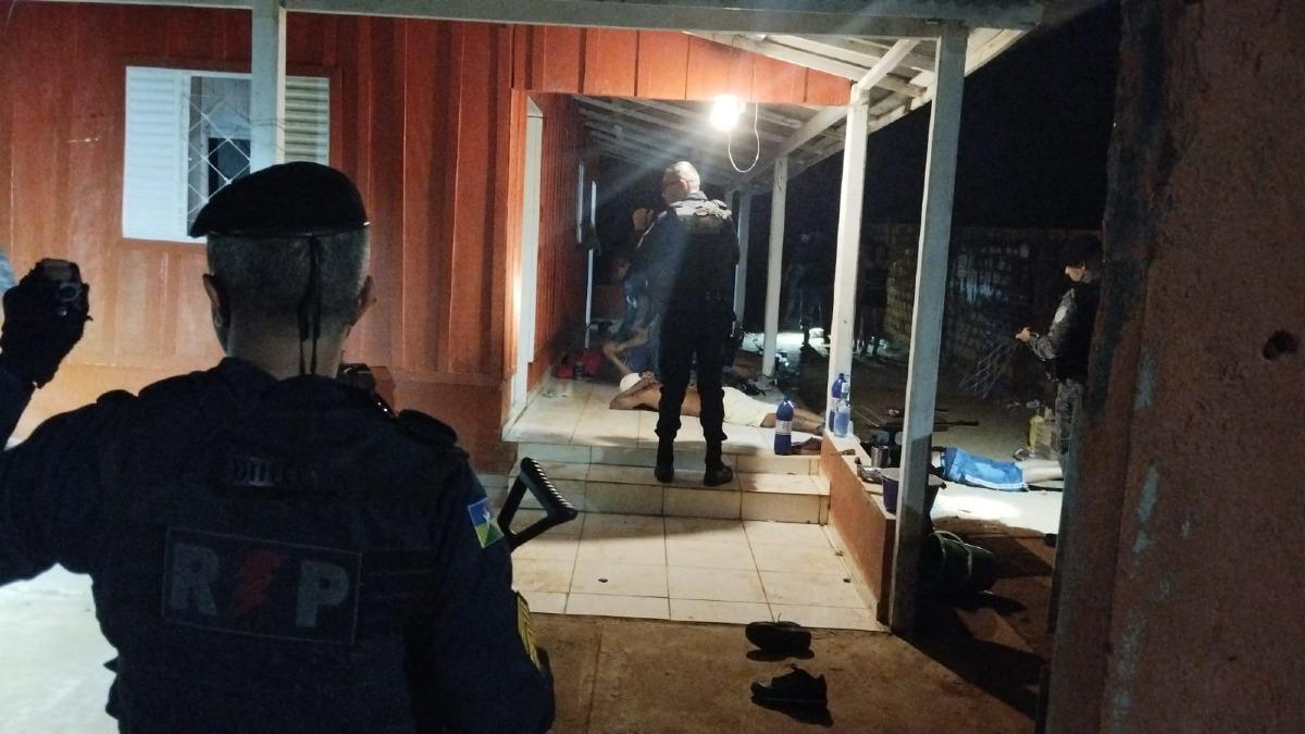 Polícia detém 15 suspeitos com drogas, armas e munições em festa de facção