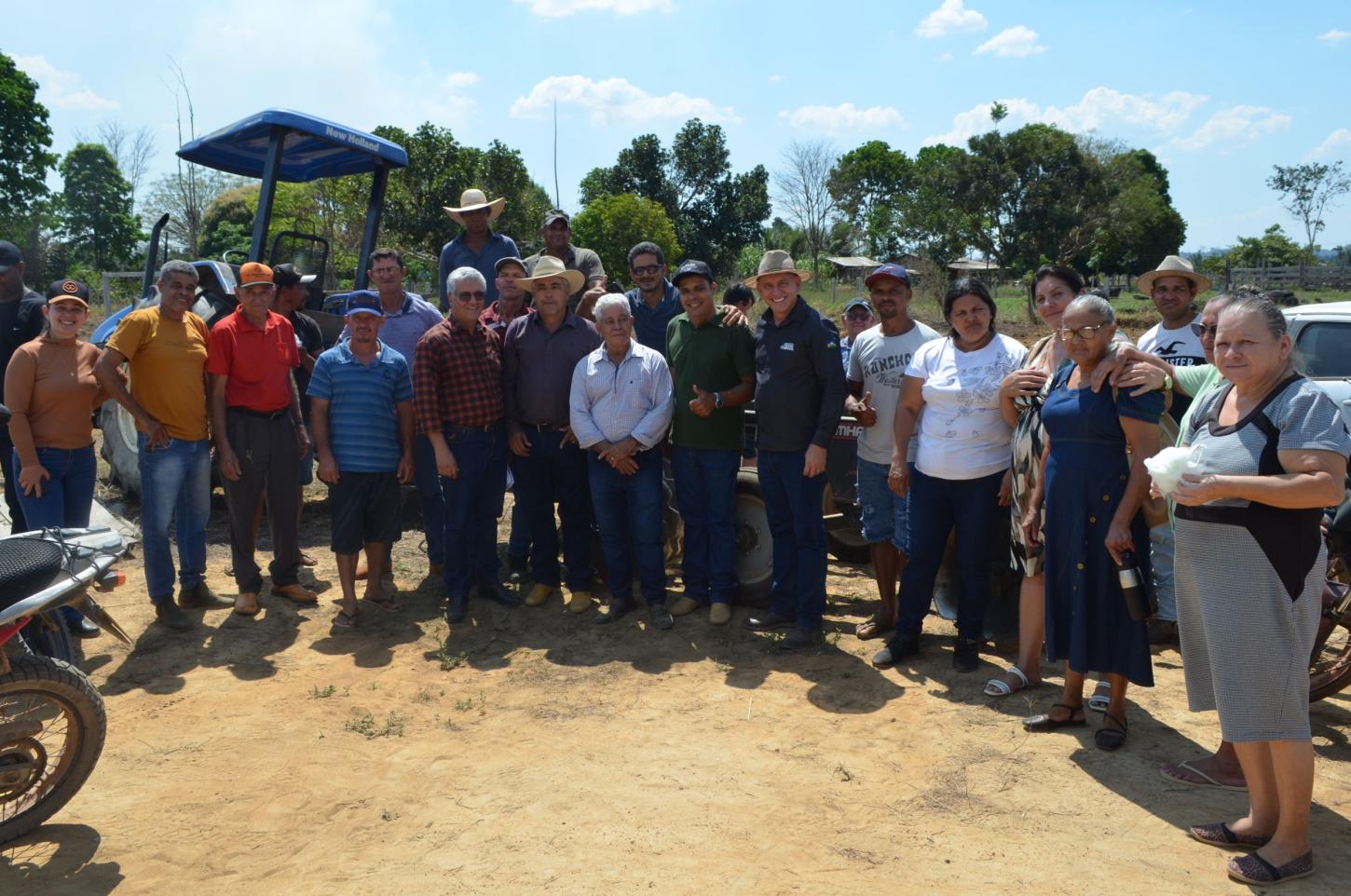 Produtores rurais do distrito de Tabajara, em Machadinho do Oeste, recebem grade aradora com apoio do deputado Ezequiel Neiva