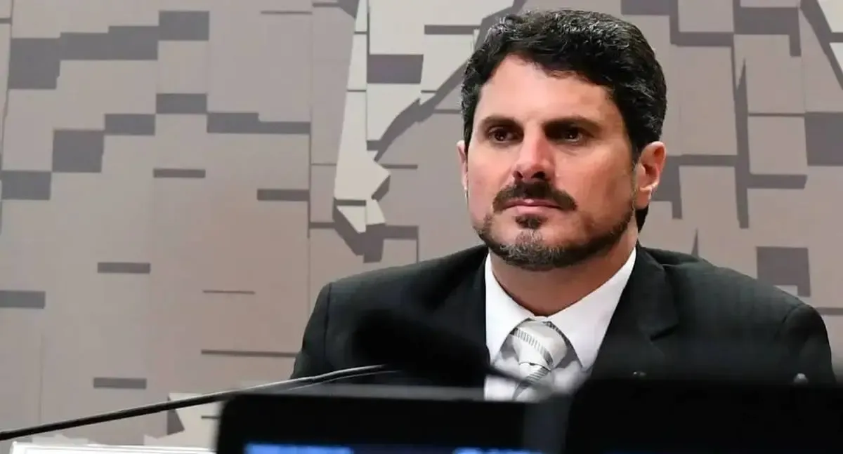 Senador Marcos do Val é levado para colocar tornozeleira eletrônica