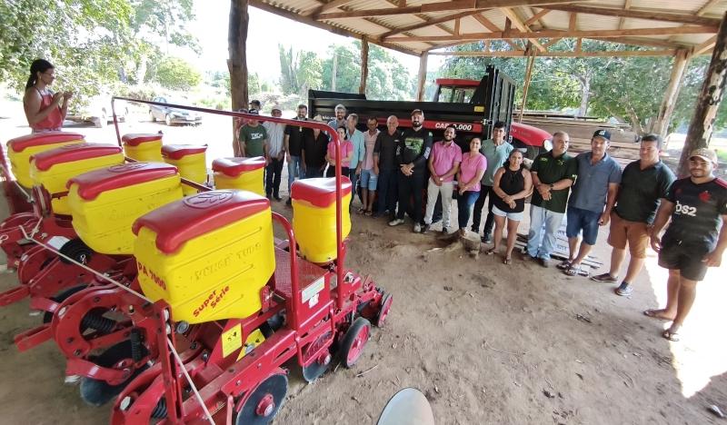 Associação de Campo Novo de Rondônia recebe plantadeira e carreta basculante por meio de recurso do deputado Ezequiel Neiva