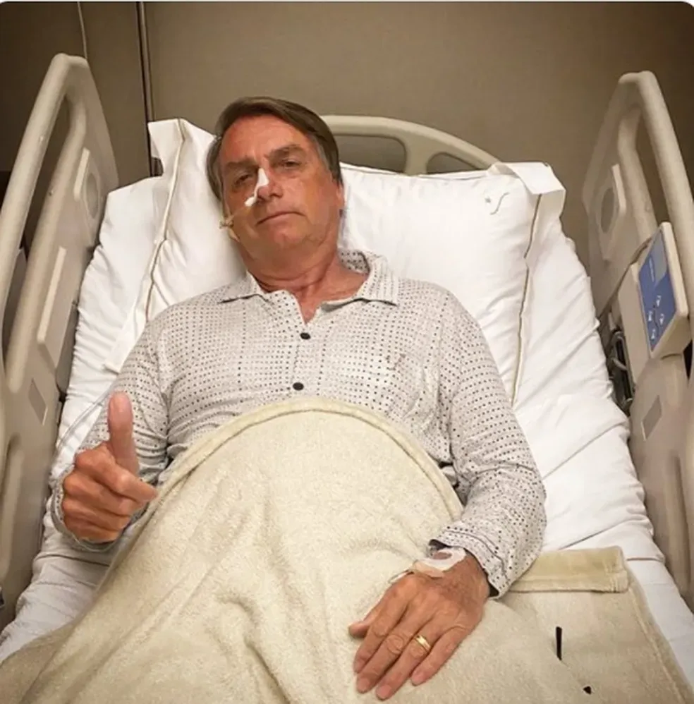 Bolsonaro tem nova crise de soluços e vômito e é acompanhado por médico em prisão domicilia