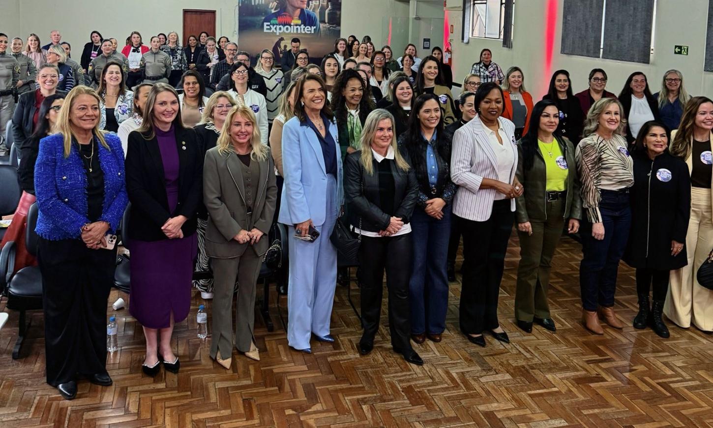 Deputada Gislaine Lebrinha participa de encontro nacional sobre enfrentamento à violência contra a mulher