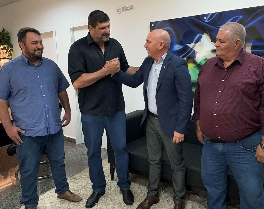 Deputado Ezequiel Neiva anuncia liberação de R$ 610 mil para aquisição de micro-ônibus da saúde em Cabixi
