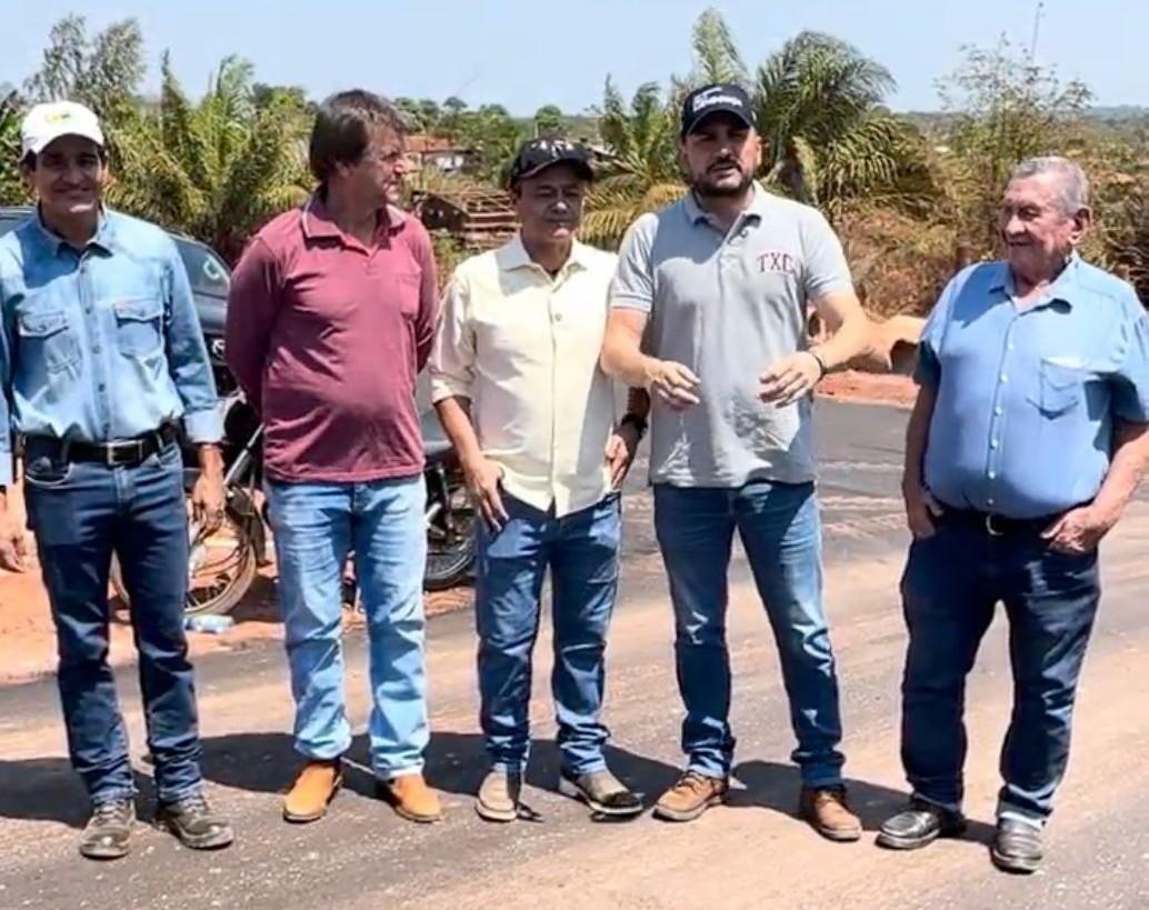 Deputado Jean Mendonça acompanha obras de pavimentação asfáltica em Espigão do Oeste