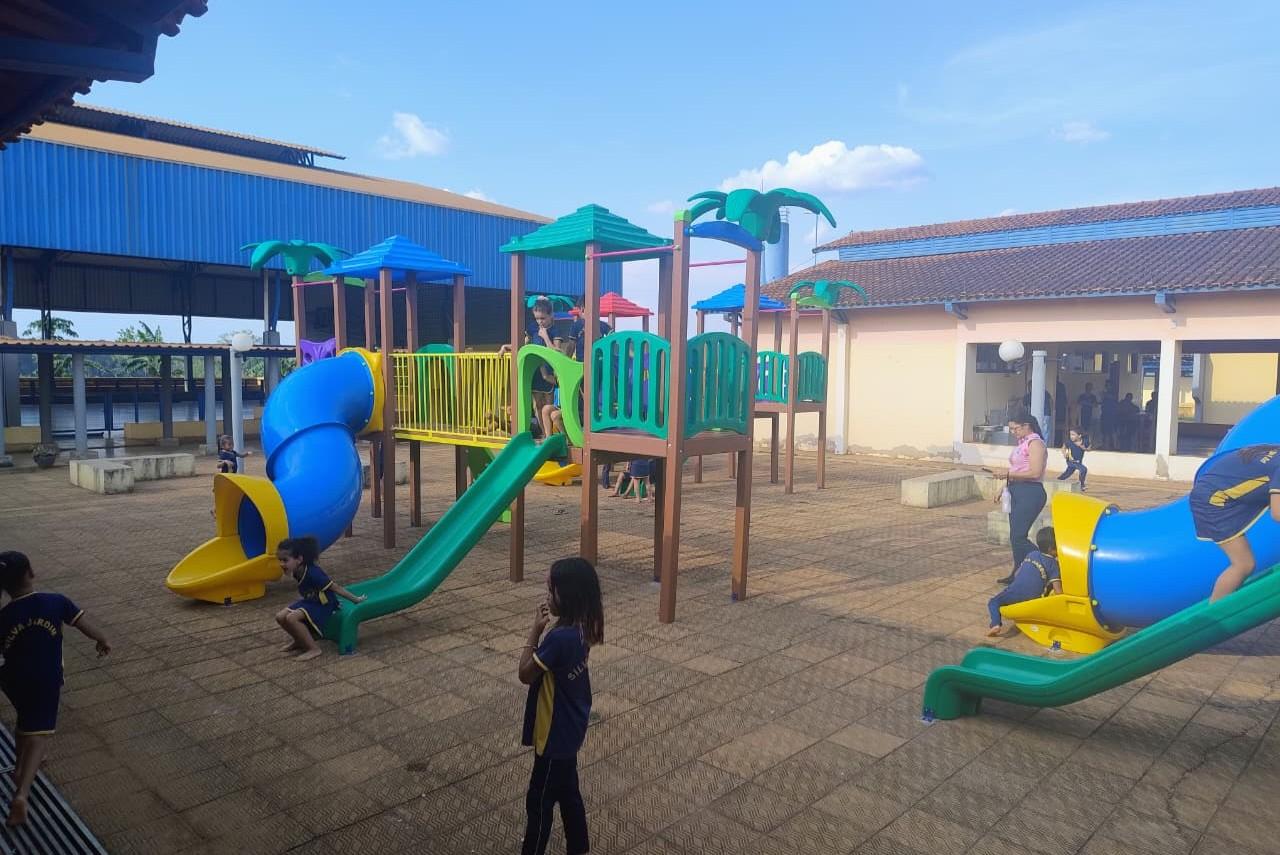 Escola Silva Jardim, em Alto Alegre dos Parecis, recebe equipamentos e playgrounds por meio do mandato do deputado Ezequiel Neiva