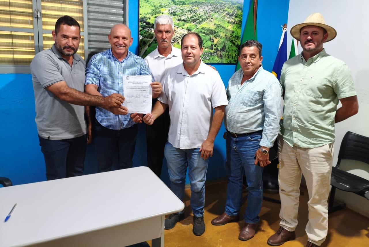 Ezequiel Neiva participa da assinatura da ordem de serviço para reforma da quadra de grama sintética em Vale do Anari
