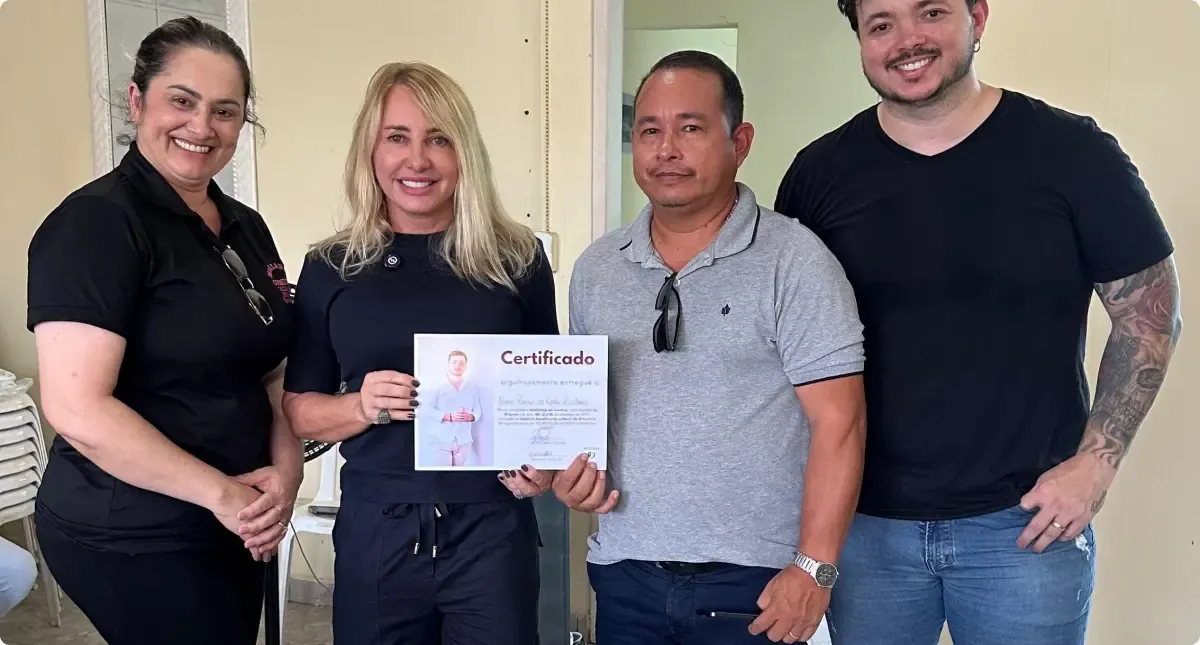 Ieda Chaves entrega certificados em Workshop de Mechas no bairro Tancredo Neves, em Porto Velho