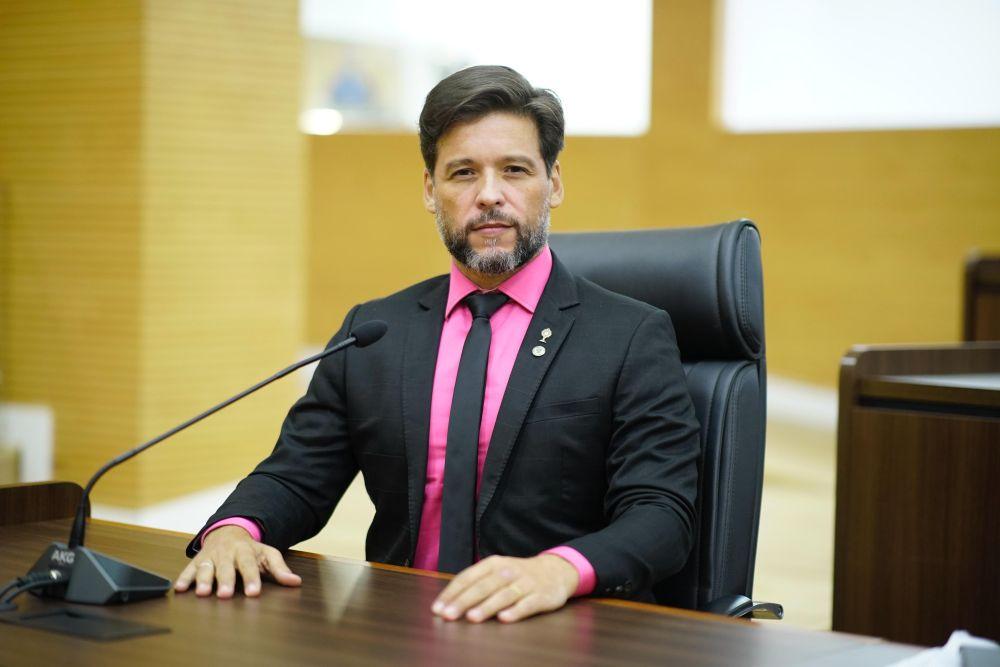 Lei de autoria do deputado Delegado Camargo proíbe músicas com conteúdo sexual nas escolas de Rondônia