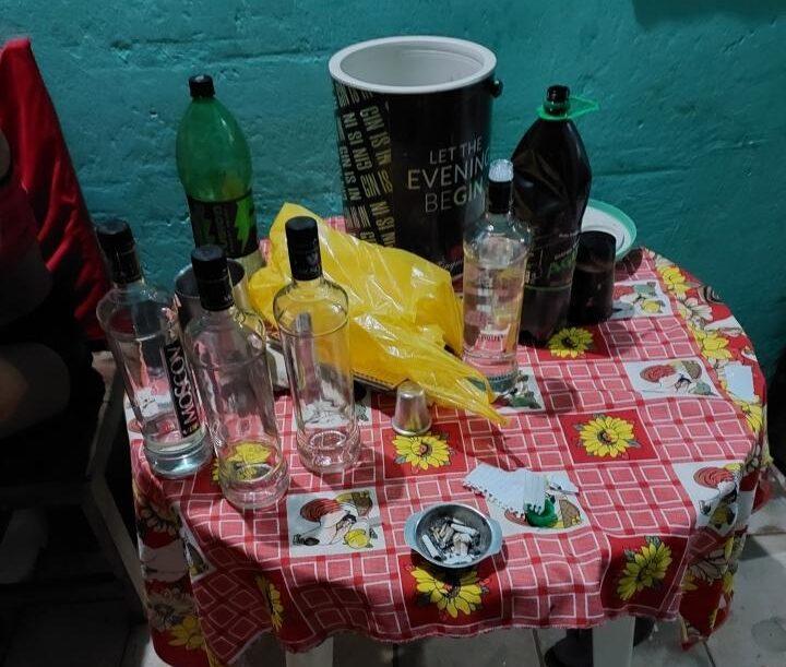 Quatro pessoas são presas após PM flagrar festa com adolescentes consumindo álcool