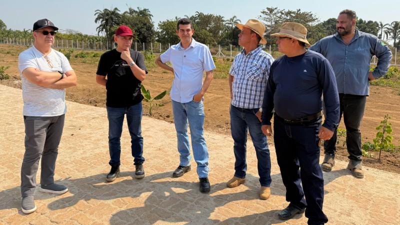 Vereador Adalto acompanha secretário na obra de cemitério em União Bandeirantes
