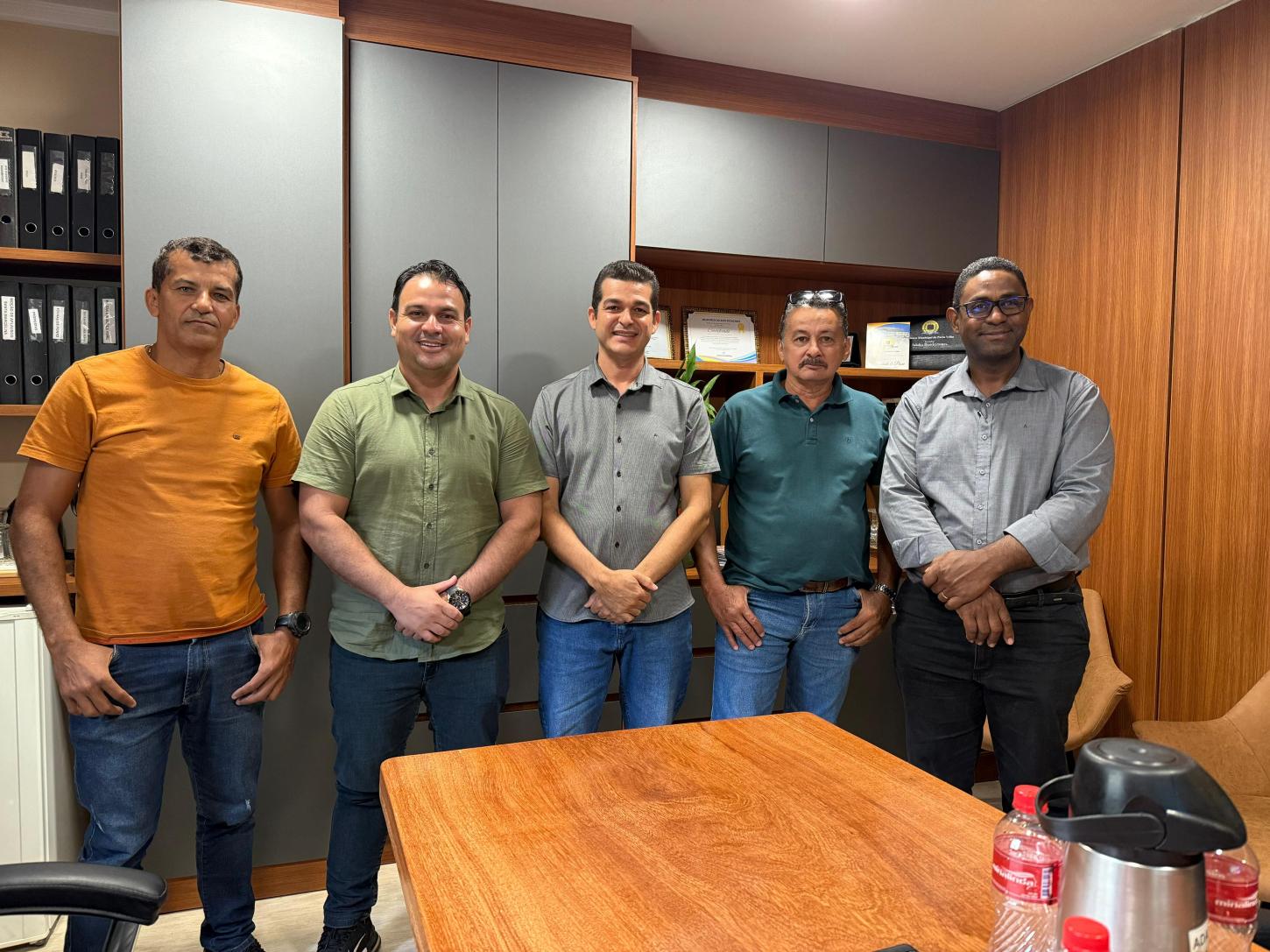 Vereador Adalto de Bandeirantes recebe comitiva de Nova Mamoré para discutir termo de cooperação entre municípios