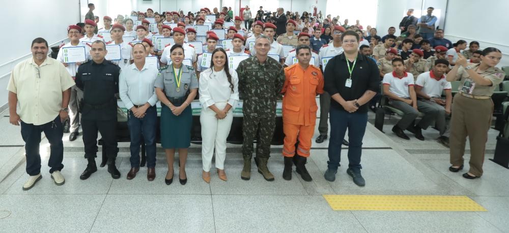 Alero realiza sessão solene em Guajará-Mirim e entrega Medalha do Mérito Legislativo e votos de louvor a personalidades