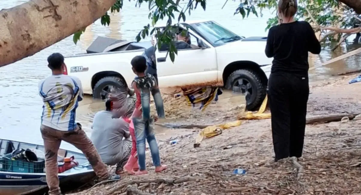 Caminhonete S10 cai no Rio Machado em Rolim de Moura