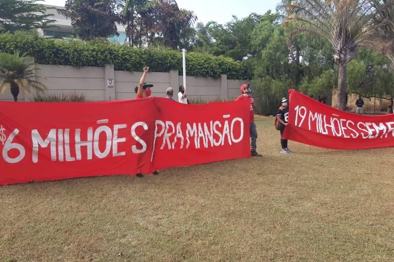 Carlos Bolsonaro registra BO após protestos do MTST em frente à sua residência