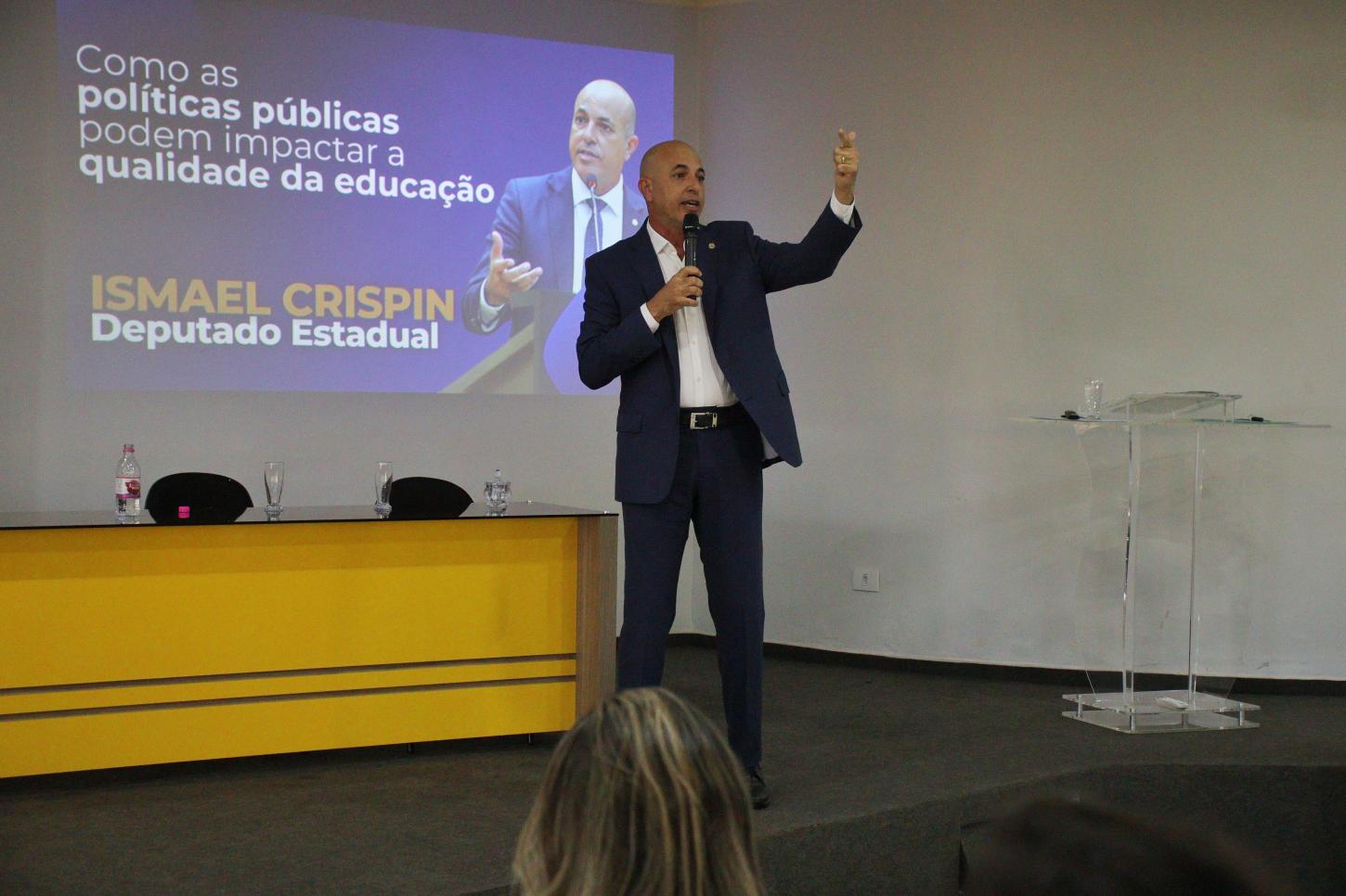 Com investimentos em diversos municípios, Ismael Crispin destaca compromisso com a educação e a valorização dos professores