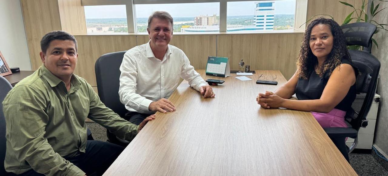 Deputado Luizinho Goebel recebe a vice-prefeita e vereador de Parecis em seu gabinete