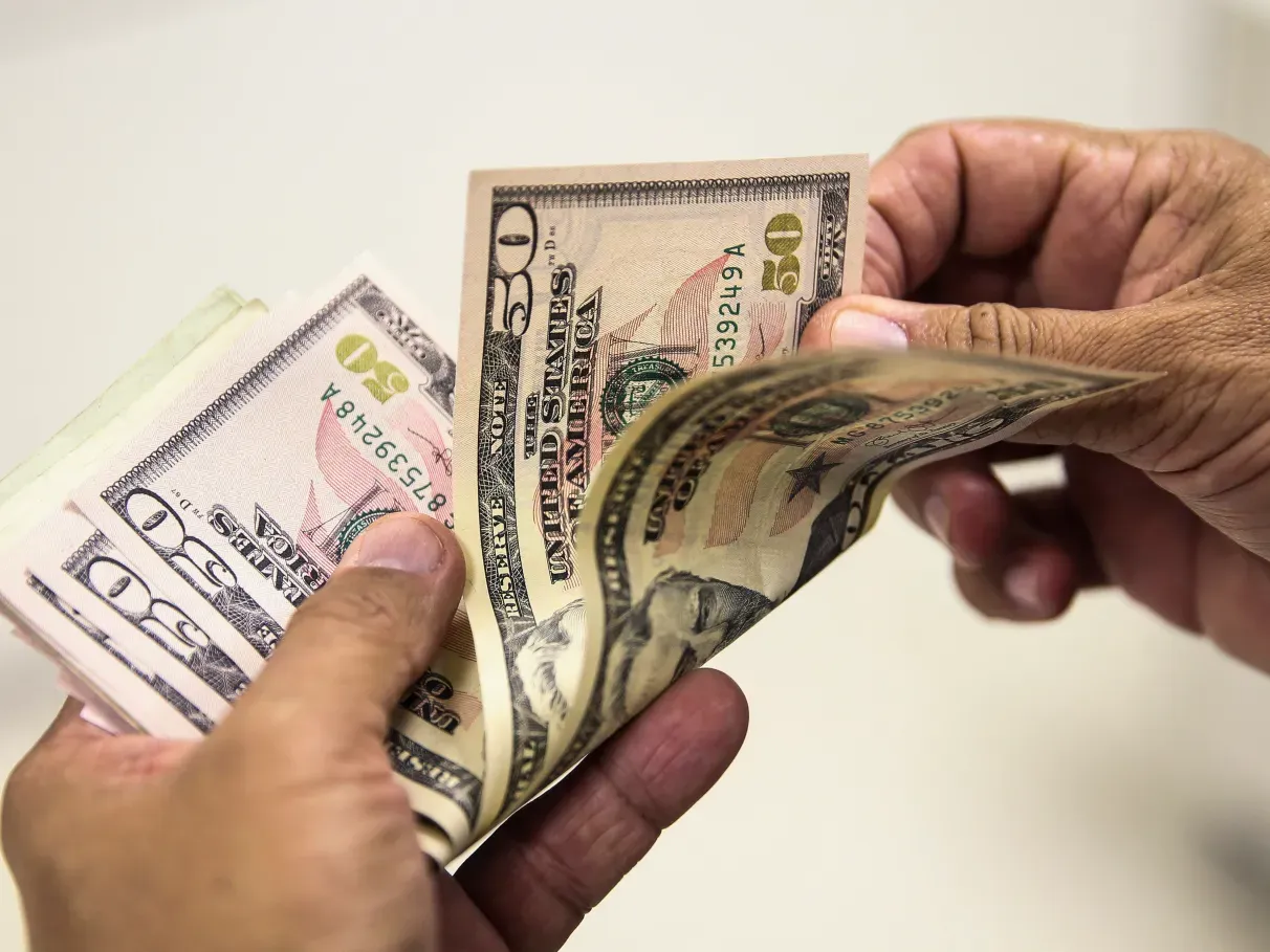 Dólar recua enquanto cessar-fogo entre Israel e Hamas reforça otimismo no mercado