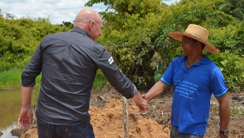 Ezequiel Neiva garante melhorias na zona rural de Alto Alegre dos Parecis com instalação de tubos PEAD