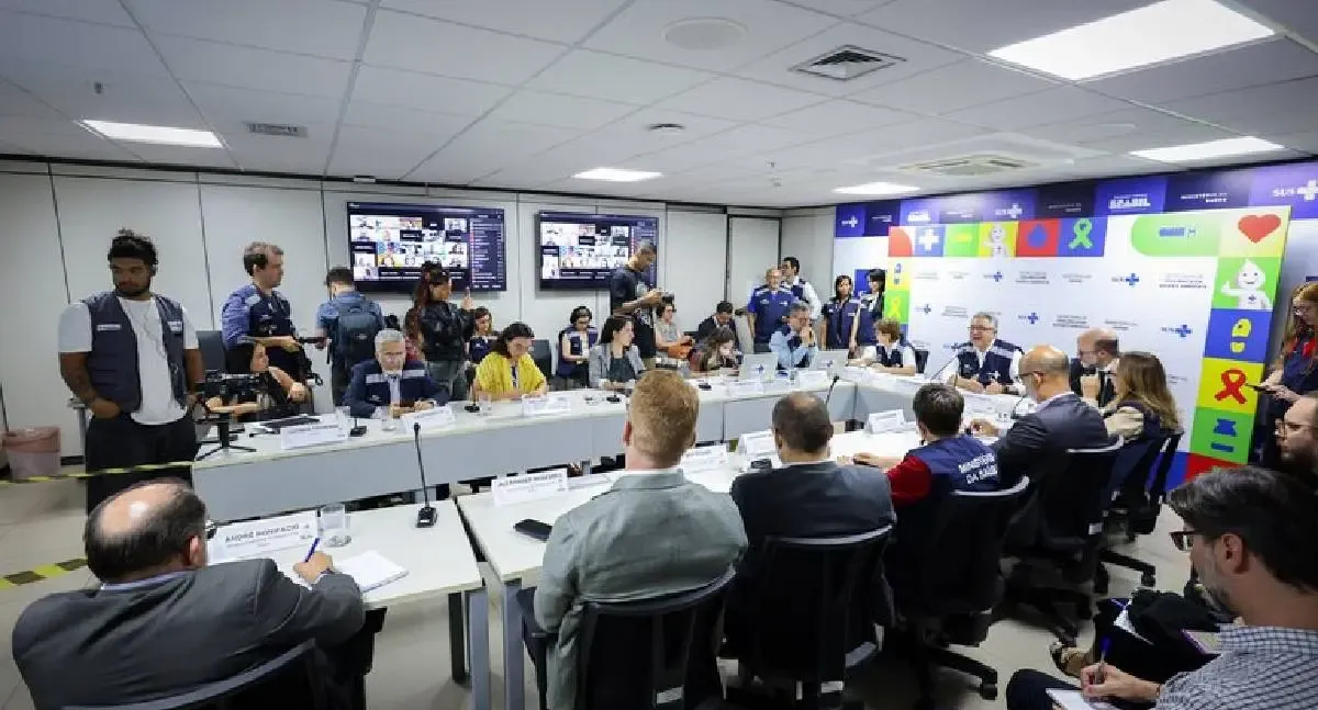 Governo cria Sala de Situação para intoxicações por metanol e reforça estoques do SUS