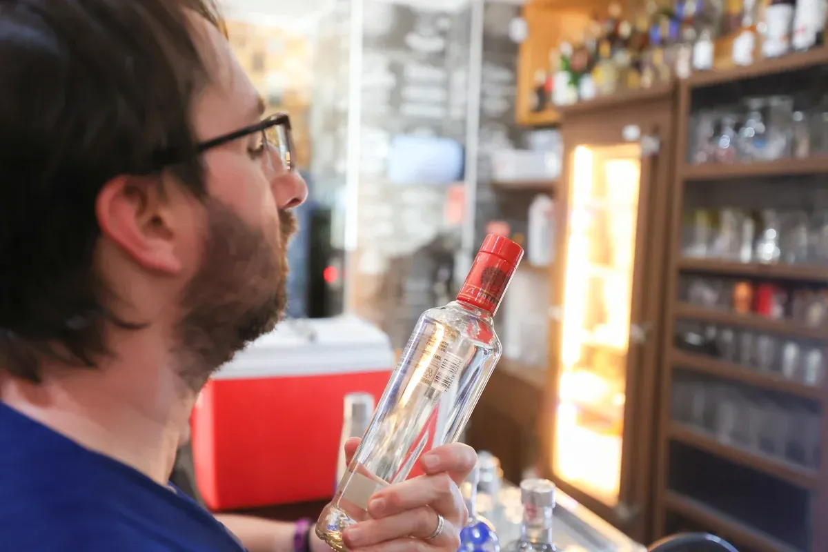 Jovem em Goiás é internada em UTI após suspeita de intoxicação por metanol