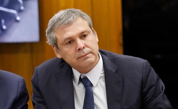 Lindbergh Farias critica Centrão após derrota do governo na MP do IOF