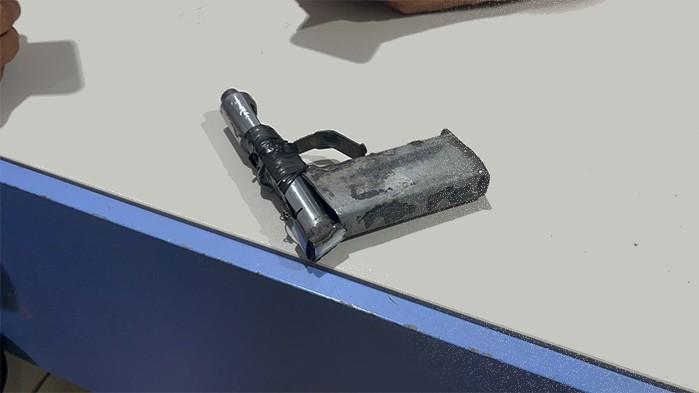 Monitorado por tornozeleira e amigo são presos com moto roubada e arma falsa