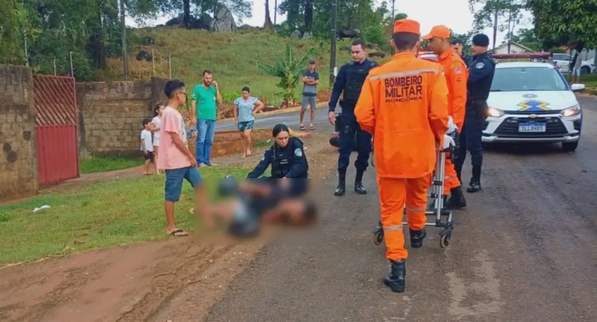 Motociclista empina moto, foge da PM e causa acidente com mãe e filho em RO