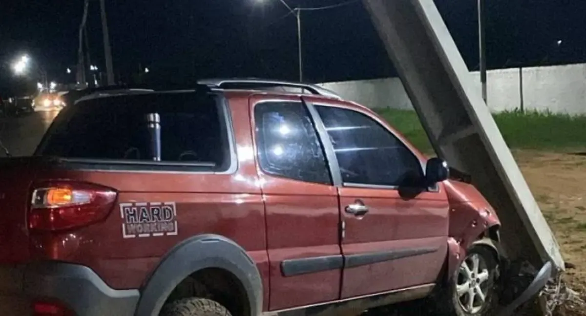 Motorista bate em poste e abandona caminhonete após acidente