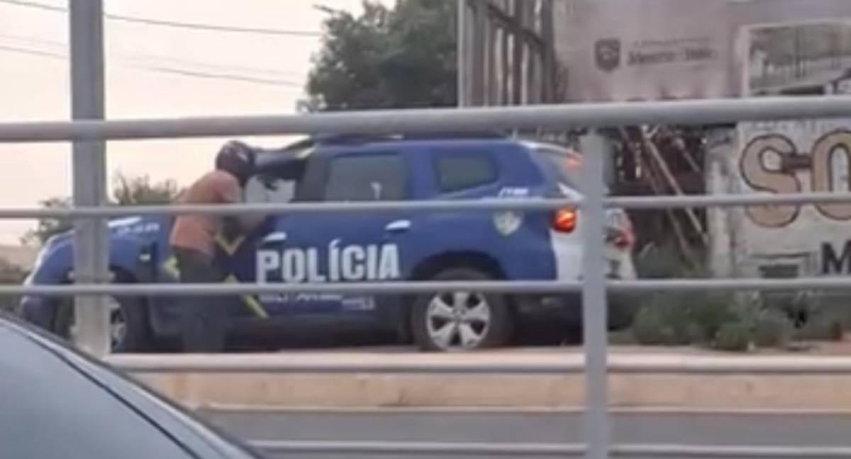 Mulher conhecida por agredir moradores ataca homem a pedradas em Jaru