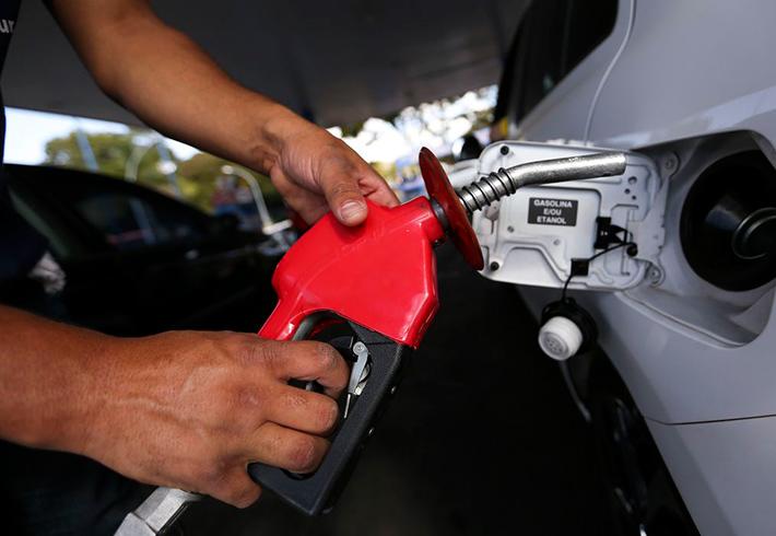 Petrobras reduz em 4,9% o preço da gasolina para distribuidoras